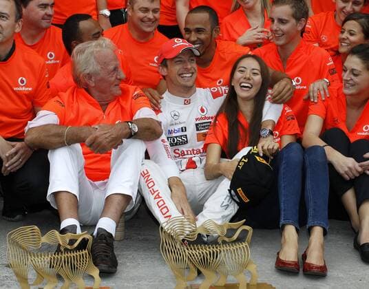 Motorsports: FIA Formula One World Championship 2011, Grand Prix of Hungary, team celebrates victory of 04 Jenson Button (GBR, Vodafone McLaren Mercedes), with his father John and his girlfriend Jessica Michibata xHOCHxZWEIx o0 Sieg Trophäe Pokal Objekte privat Familie Frau Fahrerfrau Freundin Vater