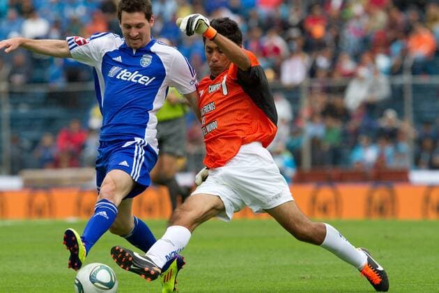 MEXICO CITY, July 31, 2011 (Xinhua) -- Lionel Messi (L) vies with Mexican goalkeeper Jorge Campos (R) during a charity soccer match at Azul stadium, in Mexico City, capital of Mexico, on July 31, 2011. Messi played the charity soccer match to raise money for an institution for children with cancer in Mexico. (Xinhua Pedro Mera) (py) MEXICO-MEXICO CITY-SOCCER-MESSI AND FRIENDS 