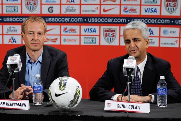 Präsident USSF Präsident Sunil Gulati (R) stellt Jürgen Klinsmann, als neuen Nationaltrainer der USA vor 01.08.2011 