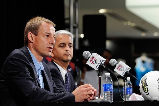 Präsident USSF Präsident Sunil Gulati (R) stellt Jürgen Klinsmann, als neuen Nationaltrainer der USA vor 01.08.2011 