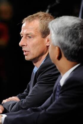 Präsident USSF Präsident Sunil Gulati (R) stellt Jürgen Klinsmann, als neuen Nationaltrainer der USA vor 01.08.2011 