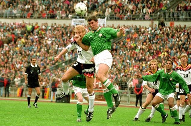 Freundschaftsspiel in Hannover - Deutschland - Irland 0:2 - L-R - Rudi Völler (Deutschland), Roy Keane (Irland), Jürgen Klinsmann (Deutschland), Phil Babb (Irland) und Stefan Effenberg (Deutschland) Aktion