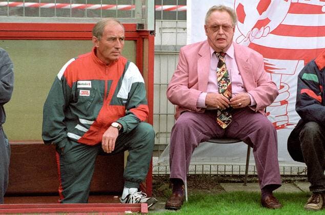 2. BL Saison 1993 1994 - Rot Weiss Essen (RWE) - Hannover 96 0:2 - Trainer Rolf Schafstall (li.) und Betreuer Willi Zorrmann (beide Hannover)