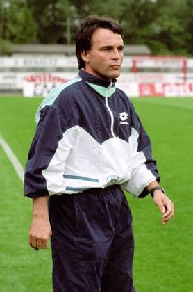 2. BL Saison 1993 1994 - Rot Weiss Essen (RWE) - Hannover 96 0:2 - RWE Trainer Wolfgang Frank Aktion Einzelbild