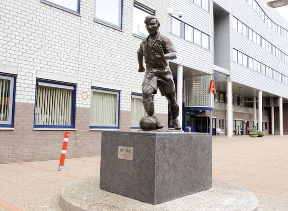 Statue Abe Lenstra SC Heerenveen 2010 2011 xVIxFotopersburoxHeerenveenxIVx 327181 o0 Objekte o00 Denkmal