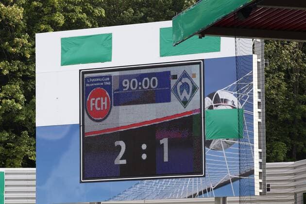 Anzeigetafel nach der Pokalsensation DFB Pokal 1. Runde 2011 2012 1. FC Heidenheim 1846 - SV Werder Bremen, 30.07.2011 Voith Arena
