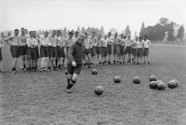 Fußball, Trainerhistorie, Aston Villa Jimmy Hogan (New Villa Manager) shows the Aston Villa Squad ball control at his 1st training session. November 1936 1936 37 season 