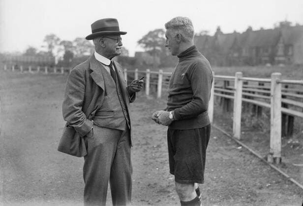Fußball, Trainerhistorie, Aston Villa Jimmy Hogan (New Villa Manager) talks to the Aston Villa Board Member Fred Rinder at a training session. November 1936 