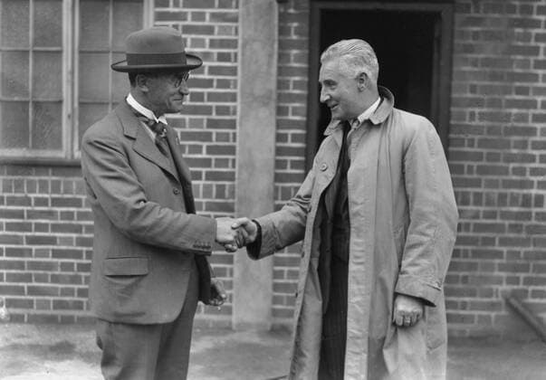 Fußball, Trainerhistorie Brentford FC von 1903 bis heute Fußball, Trainerhistorie, Aston Villa Jimmy Hogan (New Villa Manager) is greeted by Albert Wilkes (Aston Villa Board Member ,Sports Photographer and Ex Player for Aston Villa and England International in 1905 Hogan was Aston Villa manager November 1936-September 1939 