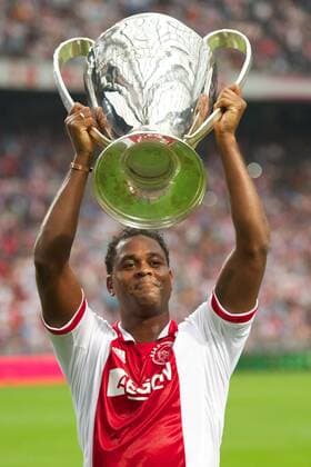 Patrick Kluivert mit Champions League Trophäe --- Ajax Amsterdam, Ajax Legenden und Van der Sars Dream Team, Edwin van der Sars Abschiedsspiel 2011 2012 xVIxKarelxDelvoyex xOrangexPicturesxIVx 327710 o0 Champions League Trophäe Pokal Objekte