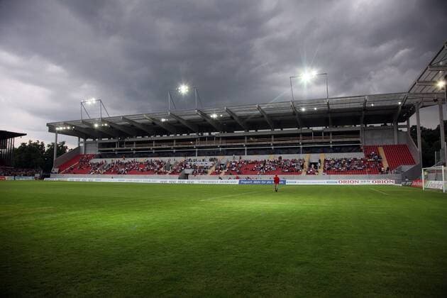 Fußball, Stadiongeschichte Kickers Offenbach Fans auf den neuen Tribünen des Stadions am Bieberer Berg - Kickers Offenbach o0 Stadion Sportstätte Totale Tribüne