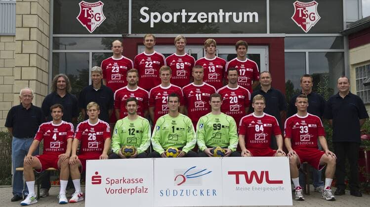 Vorne sitzend L-R: Philipp Grimm (4), Felix Kossler (26), Maximilian Bender (12), Kevin Klier (1), Sascha Gieger (99), Rene Fischer (84), Niklas Schwenzer (33), mittlere Reihe L-R: Betreuer Günter Stürm, Co-Trainer Frank Eckhardt, Mannschaftsarzt Dr. Kuhn, Andrej Kogut (5), Jan Claussen (21), Nils Brandt (11), Marco Hauk (20), Trainer Thomas Koenig, Physiotherapeut Wolfgang Corbie, Masseur Karl-Heinz Scholl, hintere Reihe L-R: Alexander Becker(23), Mindaugas Veta (22), Christian Klimek (69), Steffen Bühler (13), Benjamin Matschke(17), beim Mannschaftsfoto Shooting vor der Geschaeftsstelle des TSG Friesenheim in Ludwigshafen für die Saison 2011-12