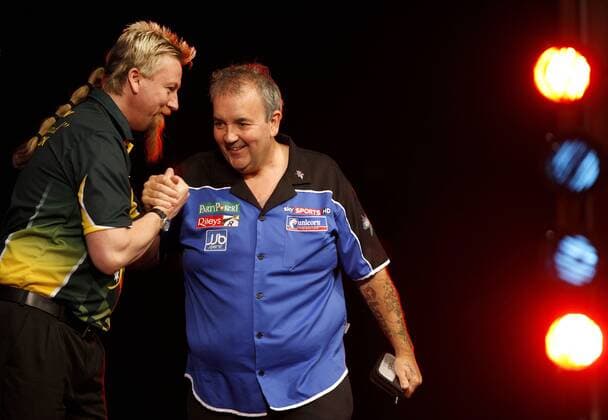 PDC-Darts-Europameisterschaft im Maritim Hotel in Düsseldorf am 31.07.2011- Phil Taylor (ENG) -re.- begrüßt Simon Whitlock (AUS)-li.- Porträt,Geste,Gestik,Mimik,Begrüßung,Freude,freundlich,