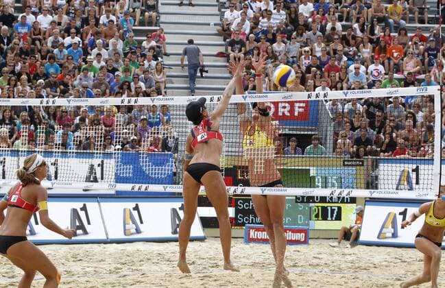 BEACHVOLLEYBALL - FIVB Grand Slam KLAGENFURT,AUSTRIA,04.AUG.11 - DIVERS, BEACH VOLLEYBALL - World Tour 2011, FIVB Grand Slam Klagenfurt, Damen. Bild zeigt Stefanie Schwaiger, Doris Schwaiger (AUT), Sara Goller und Laura Ludwig (GER). 