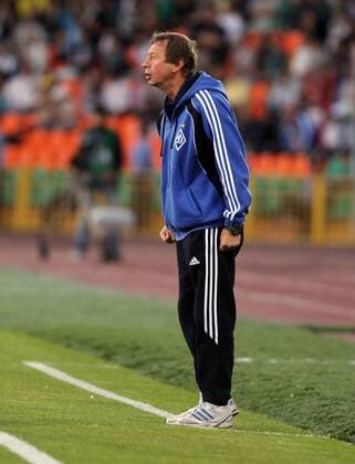 Dynamo Kiew s head coach Yury Syomin watching the 2011-2012 UEFA Champions League qualifying round match. Rubin Kasan won 2-1 vs Dynamo Kiew .  RE0EBA66