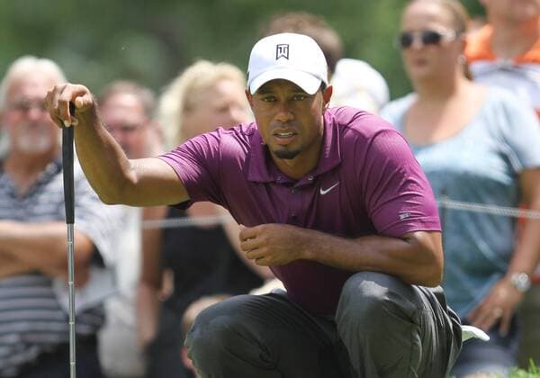 August 04 2011: Tiger Woods looking at a putt during the World Golf Championships-Bridgestone Invitational first round of play at Firestone Country Club in Akron, OH. PGA Golf Herren AUG 04 WGC Bridgestone Invitational - First Round Icon1108041215 EDITORIAL USE ONLY