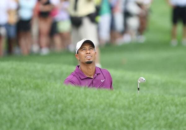 August 04 2011: Tiger Woods hitting from the sand during the World Golf Championships-Bridgestone Invitational first round of play at Firestone Country Club in Akron, OH. PGA Golf Herren AUG 04 WGC Bridgestone Invitational - First Round Icon1108041206 EDITORIAL USE ONLY