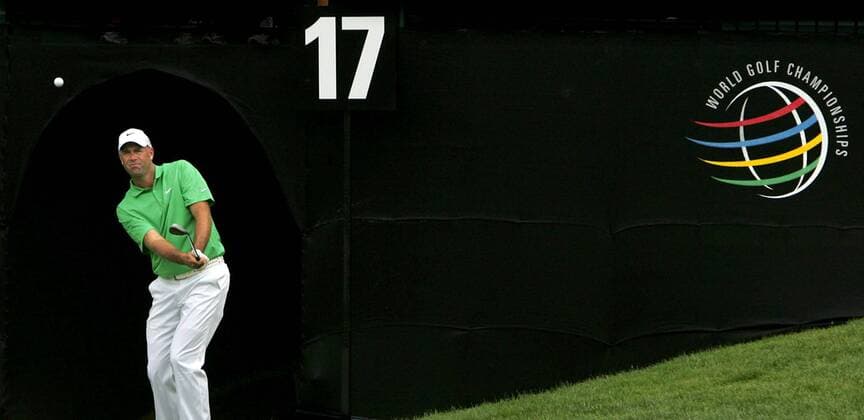 Aug. 4, 2011 - Akron, OH, USA - Stewart Cink chips on to the 17th green during the opening round at the 2011 WGC-Bridgestone Invitational at Firestone Country Club on Thursday, August 4, 2011, in Akron, Ohio. GLF-BRIDGESTONE - ZUMAm67 o0 Logo Objekte