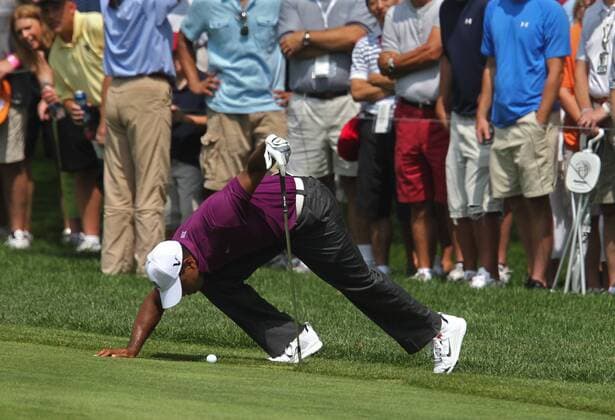 Aug. 4, 2011 - Akron, OH, USA - Tiger Woods gets a closer look at his ball on the 4th fairway during the opening round at the 2011 WGC-Bridgestone Invitational at Firestone Country Club on Thursday, August 4, 2011, in Akron, Ohio. GLF-BRIDGESTONE - ZUMAm67 o0 Symbol Blick Lage greenedge green edge Kante Rasenkante o00 Golfer Golfspieler
