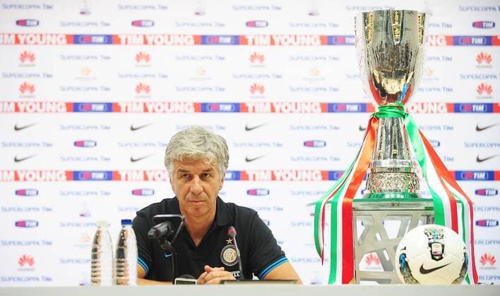 Head coach Gian Piero Gasperini of Inter Milan talks to the media at a press conference ahead of team s training session at China National Stadium, also known as the Bird s Nest , on August 4, 2011 in Beijing  CFP419997819 o0 Pokal Trophäe Objekte, 