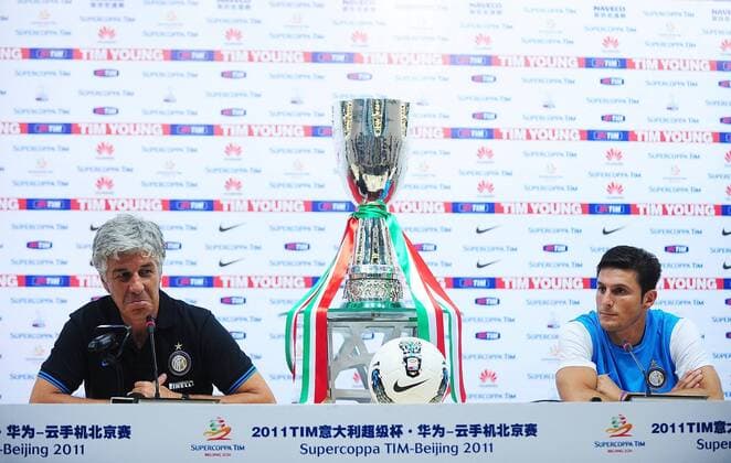 (L - R) Head coach Gian Piero Gasperini and Javier Zanetti of Inter Milan talks to the media at a press conference ahead of team s training session at China National Stadium, also known as the Bird s Nest , on August 4, 2011 in Beijing  CFP419997829 o0 Pokal Trophäe Objekte, 