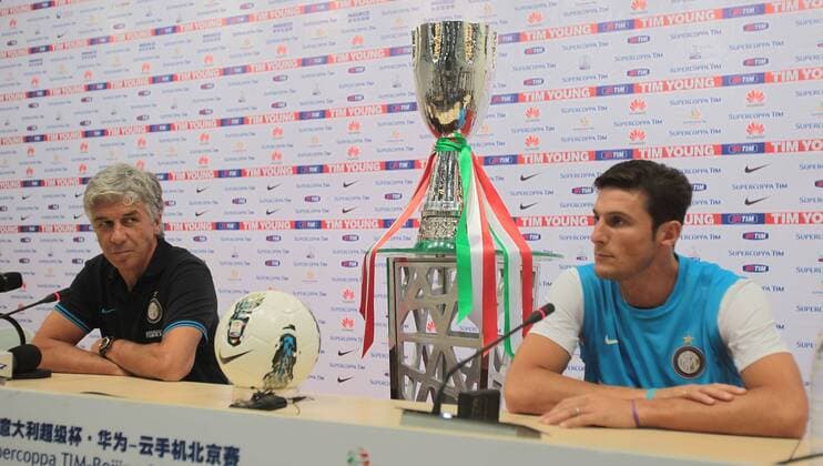 (L - R) Head coach Gian Piero Gasperini and Javier Zanetti of Inter Milan talks to the media at a press conference ahead of team s training session at China National Stadium, also known as the Bird s Nest , on August 4, 2011 in Beijing  CFP419997836 o0 Pokal Trophäe Objekte, 