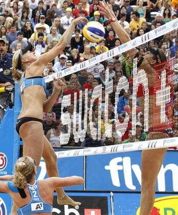BEACHVOLLEYBALL - FIVB Grand Slam KLAGENFURT,AUSTRIA,05.AUG.11 - DIVERS, BEACH VOLLEYBALL - World Tour 2011, FIVB Grand Slam Klagenfurt, Damen. Bild zeigt Marleen van Iersel (NED) und Simone Kuhn (SUI). 