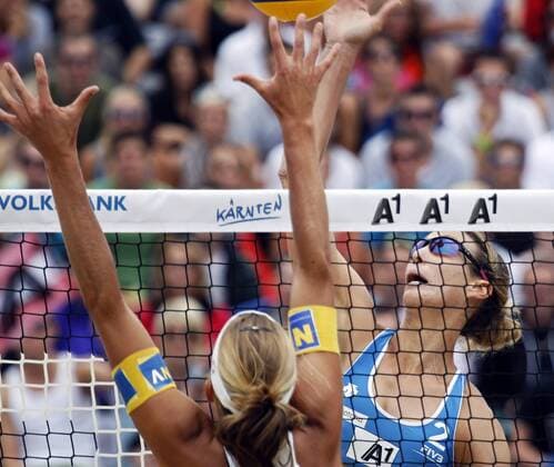 BEACHVOLLEYBALL - FIVB Grand Slam KLAGENFURT,AUSTRIA,05.AUG.11 - DIVERS, BEACH VOLLEYBALL - World Tour 2011, FIVB Grand Slam Klagenfurt, Damen. Bild zeigt Stefanie Schwaiger (AUT) und Lauren Fendrick (USA). 