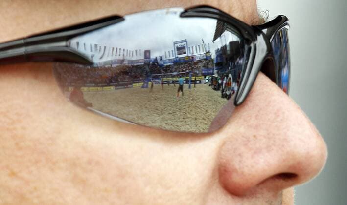 BEACHVOLLEYBALL - FIVB Grand Slam KLAGENFURT,AUSTRIA,05.AUG.11 - DIVERS, BEACH VOLLEYBALL - World Tour 2011, FIVB Grand Slam Klagenfurt, Damen. Bild zeigt ein Feature mit dem Centercourt in einer Brille eines Fans. 