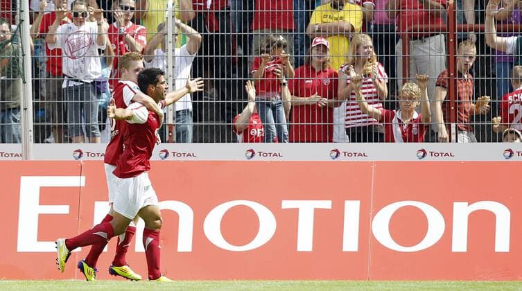 Fussball, 3. Liga, Kickers Offenbach vs. SpVgg Unterhaching, Jubel Elton da Costa (Kickers Offenbach, R), Andre Hahn (Kickers Offenbach, L)