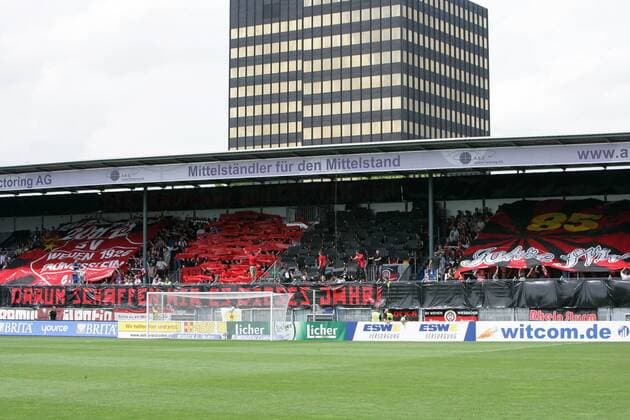 Fußball, Stadiongeschichte SV Wehen Wiesbaden 06.08.2011, 3. Liga, 3. Spieltag: SV Wehen Wiesbaden - . Fans Wehen in der Brita-Arena - Mittelständler für den Mittelstand o0 GER