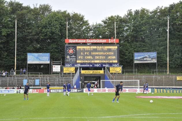 Fußball, Stadiongeschichte 1. FC Saarbrücken In der 3. Liga tritt am Freitag (05.08.2011) - 1. FC Saarbrücken - Ludwigsparkstadions o0 Totale Objekte Anzeigetafel Anzeige Tafel Stadionanzeige o00 Sportstätte Stadion