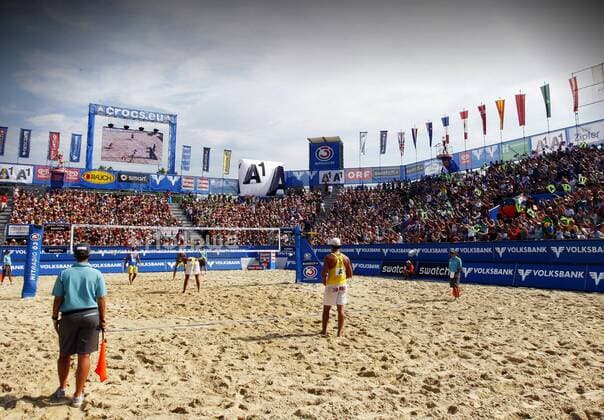 BEACHVOLLEYBALL - FIVB Grand Slam KLAGENFURT ,07.AUG.11 - DIVERS, BEACH VOLLEYBALL - World Tour 2011, FIVB Grand Slam Klagenfurt, Halbfinale, Herren. Bild zeigt den Centercourt. Keyword: Übersicht.  o0 Stadion Totale Sportstätte AUT