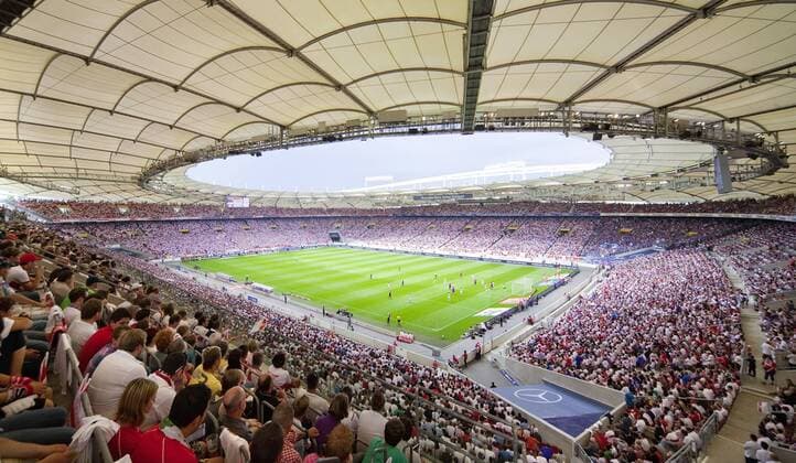 Fußball, Stadiongeschichte VfB Stuttgart DEU, Deutschland, Stuttgart, 06.08..2011: Neueröffnung der Mercedes Benz Arena in Stuttgart. Nach fast zweijähriger Umbaubauzeit wird die zu einem reinen Fussballstadion umgebaute Arena wieder eröffnet. Und zwar mit dem ersten Bundesliga Spiel der Saison. --- VfB Stuttgart Eröffnung Stadioneröffnung Stadioneinweihung Einweihung Umbau Stadionumbau Stadionmodernisierung