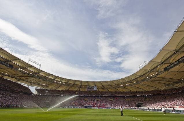 Fußball, Stadiongeschichte VfB Stuttgart Stadion, Fussballstadion, Innenansicht, Rasen, Mercedes Benz Arena Fussball 1. Bundesliga , Stuttgart, am 06.08.2011 VFB STUTTGART - 01.Spieltag, Liga1, Spieltag01, Liga01, 1.Liga, Saison1112 , Saison 2011 2012, VfB, FCB