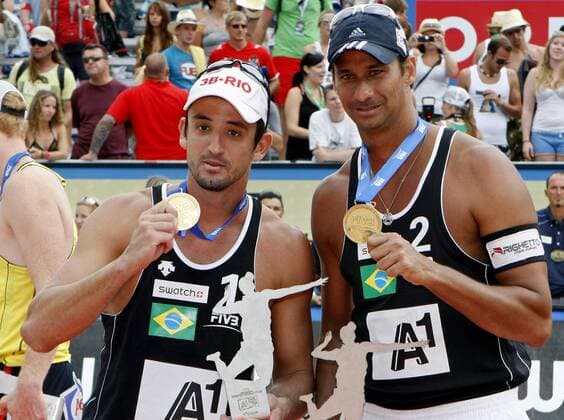 BEACHVOLLEYBALL - FIVB Grand Slam KLAGENFURT,AUSTRIA,07.AUG.11 - DIVERS, BEACH VOLLEYBALL - World Tour 2011, FIVB Grand Slam Klagenfurt, Herren, Siegerehrung. Bild zeigt Pedro Cunha und Ricardo Santos (BRA). Keywords: Medaille. 