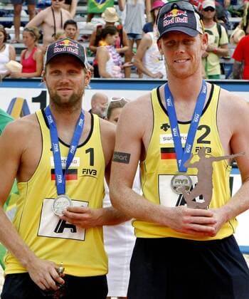 BEACHVOLLEYBALL - FIVB Grand Slam KLAGENFURT,AUSTRIA,07.AUG.11 - BEACH VOLLEYBALL - World Tour 2011, FIVB Grand Slam Klagenfurt, Herren, Siegerehrung. Bild zeigt Julius Brink und Jonas Reckermann (GER). Keywords: Medaille, Trophäe. 