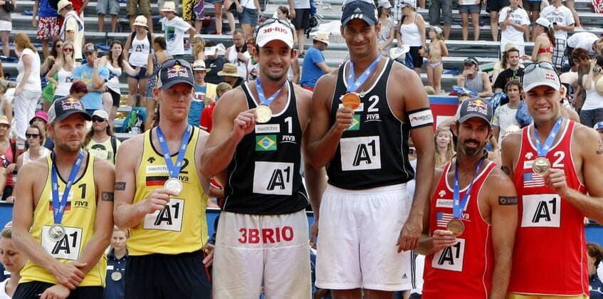 BEACHVOLLEYBALL - FIVB Grand Slam KLAGENFURT,AUSTRIA,07.AUG.11 - BEACH VOLLEYBALL - World Tour 2011, FIVB Grand Slam Klagenfurt, Herren, Siegerehrung. Bild zeigt Julius Brink, Jonas Reckermann (GER), Pedro Cunha, Ricardo Santos (BRA), Todd Rogers und Phil Dalhausser (USA). Keywords: Medaille, Trophäe.