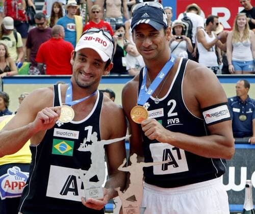 BEACHVOLLEYBALL - FIVB Grand Slam KLAGENFURT,AUSTRIA,07.AUG.11 - BEACH VOLLEYBALL - World Tour 2011, FIVB Grand Slam Klagenfurt, Herren, Siegerehrung. Bild zeigt Pedro Cunha und Ricardo Santos (BRA). Keywords: Medaille. 