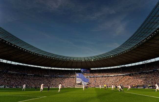 Fussball Bundesliga Saison 2011 2012 1. Spieltag Hertha BSC Berlin - Spielgeschehen im Berliner Olympiastadion bei herrlicher Abendsonne und tiefblauem Himmel. Motivio1