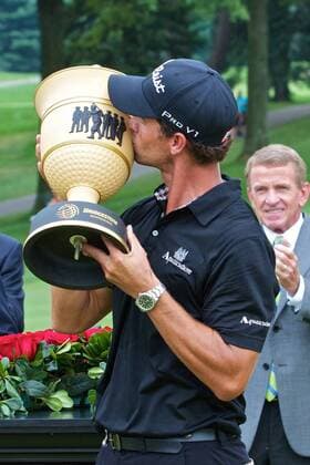 Aug. 7, 2011 - Akron, Ohio, U.S - Adam Scott kisses the Gary Player Trophy after winning the Bridgestone Invitational at Firestone Country Club, Akron, Oh. PGA Golf Herren 2011 - Aug 7 - Bridgestone Invitational - ZUMAx09 o0 sieg Pokal Trophäe Objekte, Siegerehrung