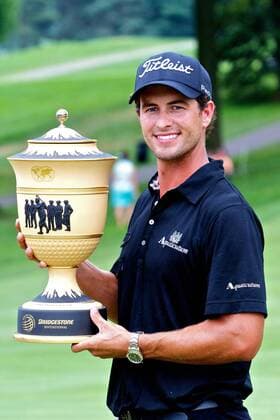 Aug. 7, 2011 - Akron, Ohio, U.S - Adam Scott holds up the Gary Player Trophy after winning the Bridgestone Invitational at Firestone Country Club, Akron, Oh. PGA Golf Herren 2011 - Aug 7 - Bridgestone Invitational - ZUMAx09 o0 sieg Pokal Trophäe Objekte, Siegerehrung