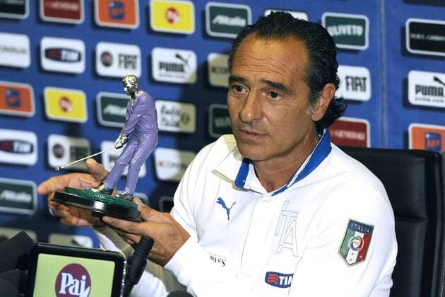 Coverciano 08 08 2011 - Pressekonferenz Nationalteam Italien - Cesare Prandelli mit einem Miniaturgolfspieler - 