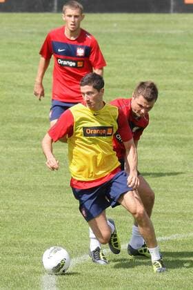 LEGNICA 09.08.2011 - ROBERT LEWANDOWSKI (L) HUBERT WOLAKIEWICZ (P) ( POLAND FOOTBALL NATIONAL TEAM INTERNATIONAL FRIENDLY GAMES ) -  20110809CSMT8039