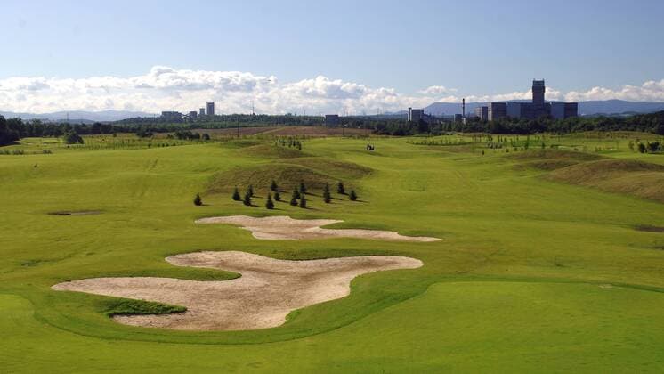 The longest golf course in Europe is being build in Karvina - Lipiny, Czech Republic on Aug. 9, 2011. The course will have 9 holes and will be 7km long. (CTKxPhoto DrahoslavxRamik)  CTKPhoto296201108090501501 o0 Hindernis Bunker Sandbunker Landschaft