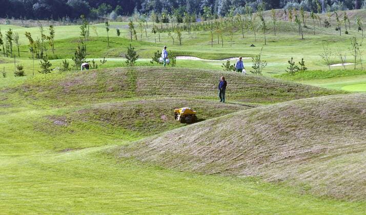 The longest golf course in Europe is being build in Karvina - Lipiny, Czech Republic on Aug. 9, 2011. The course will have 9 holes and will be 7km long. (CTKxPhoto DrahoslavxRamik)  CTKPhoto29201108090506001 o0 Hindernis Hügel Hügellandschaft künstlich künstliche Landschaft