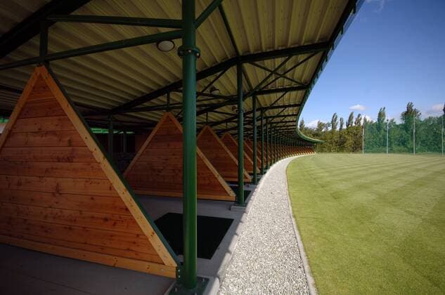 Driving Range mit 25 überdachten Abschlagplätzen - The longest golf course in Europe is being build in Karvina - Lipiny, Czech Republic on Aug. 9, 2011. The course will have 9 holes and will be 7km long. (CTKxPhoto DrahoslavxRamik)  CTKPhoto29201108090506801 Abschlag Platz Abschlagplatz Abschlagplätze überdacht überdachte Abschläge Training Abschlagtraining
