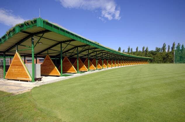 Driving Range mit 25 überdachten Abschlagplätzen - The longest golf course in Europe is being build in Karvina - Lipiny, Czech Republic on Aug. 9, 2011. The course will have 9 holes and will be 7km long. (CTKxPhoto DrahoslavxRamik)  CTKPhoto24201108090509401 Abschlag Platz Abschlagplatz Abschlagplätze überdacht überdachte Abschläge Training Abschlagtraining