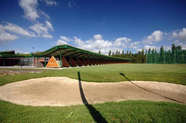 Driving Range mit 25 überdachten Abschlagplätzen - The longest golf course in Europe is being build in Karvina - Lipiny, Czech Republic on Aug. 9, 2011. The course will have 9 holes and will be 7km long. (CTKxPhoto DrahoslavxRamik)  CTKPhoto25201108090509501 Abschlag Platz Abschlagplatz Abschlagplätze überdacht überdachte Abschläge Training Abschlagtraining