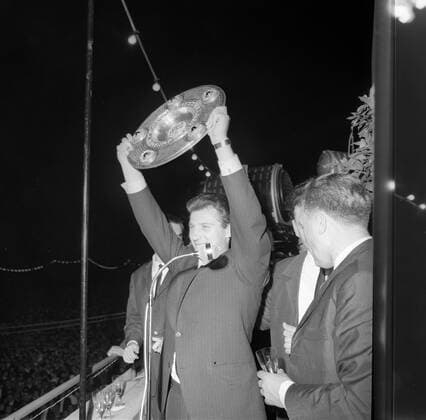 Hans Schäfer präsentiert die Meisterschale, der 1. FC Köln ist deutscher Meister der Saison 1961 1962 Deutscher Meister Meisterschaft Schale Meisterschale Pokal Trophäe Objekte Aufmacher